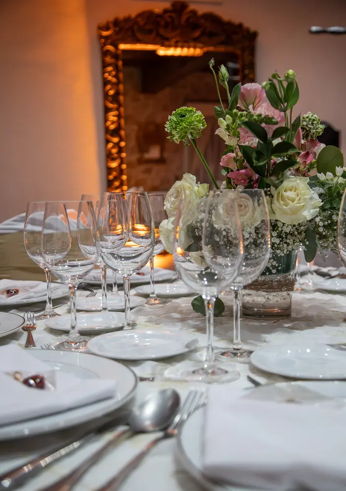 Mesa elegante con centro floral