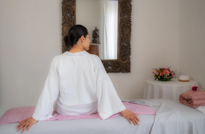 Mujer en bata en spa